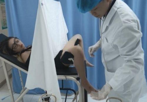 Thiếu nữ 20 tuổi khám âm đạo gặp bác sĩ ham muốn